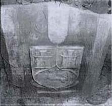 Diferentes detalles de una de las lápidas ubicadas en la iglesia de San Jerónimo